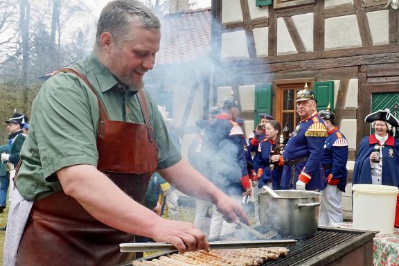 Metzger Markus Brehm versorgt die Gäste in der Jägersruh.