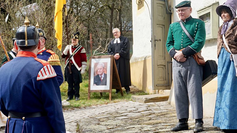 Pfarrer Flämig vor der St. Katharina Kirche Bad Colberg